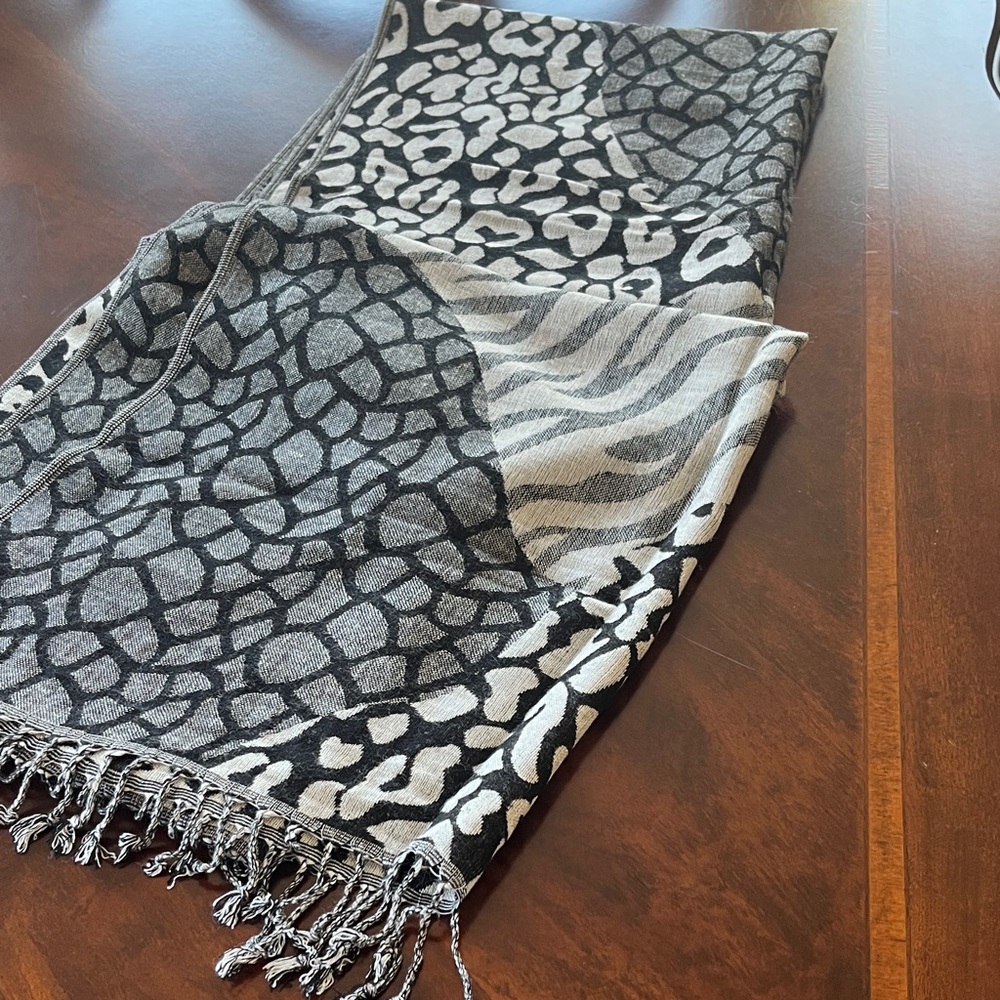 Elegant Black GLeather Gloves & Matching Pashima Scarf - Picture 2 of 5